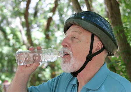 simsearch:693-03707361,k - A senior man drinking water after riding his bike. Photographie de stock - Aubaine LD & Abonnement, Code: 400-03969245