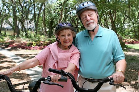 simsearch:400-04332115,k - An attractive senior couple bicycling together wearing helmets. Stockbilder - Microstock & Abonnement, Bildnummer: 400-03969307