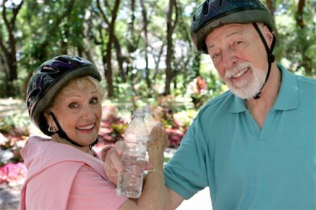 simsearch:673-02140199,k - A fit senior couple cooling off with water after riding their bikes. Stockbilder - Microstock & Abonnement, Bildnummer: 400-03969328
