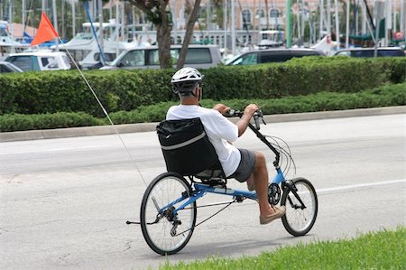 simsearch:673-02386328,k - An elderly man riding a bicycle down a city street. Foto de stock - Super Valor sin royalties y Suscripción, Código: 400-03969338