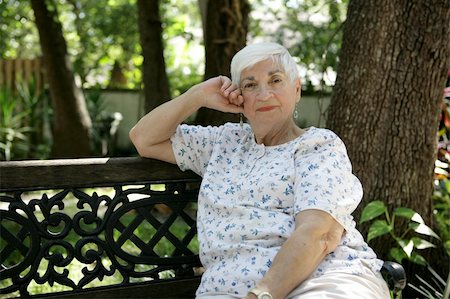 A sweet senior lady relaxing on a park bench. Photographie de stock - Aubaine LD & Abonnement, Code: 400-03969356