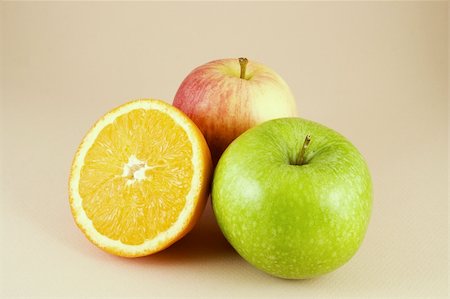 simsearch:825-05986103,k - 2 apples and a half orange Stock Photo - Budget Royalty-Free & Subscription, Code: 400-03969583