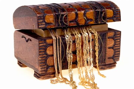 simsearch:400-04499320,k - Gold chains in old wooden box isolated on white background Fotografie stock - Microstock e Abbonamento, Codice: 400-03960462