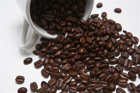 simsearch:659-08904383,k - Coffee beens and white cup Fotografie stock - Microstock e Abbonamento, Codice: 400-03961045