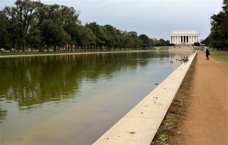 Converging lines of the reflecting pool leading to the Lincoln Memorial in Washington DC Foto de stock - Royalty-Free Super Valor e Assinatura, Número: 400-03961104