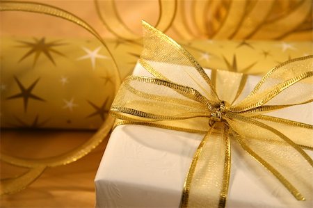 simsearch:400-03961239,k - Gold bow on holiday wrapping Photographie de stock - Aubaine LD & Abonnement, Code: 400-03961232