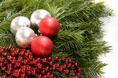 simsearch:693-06018743,k - White and red christmas balls and red beads on evergreen background Fotografie stock - Microstock e Abbonamento, Codice: 400-03962406