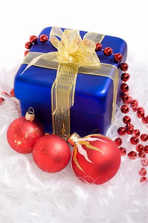 simsearch:400-03949609,k - Red christmas balls and red beads, blue box with gift Stockbilder - Microstock & Abonnement, Bildnummer: 400-03962409