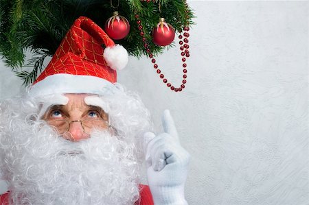 simsearch:400-03919056,k - Santa Claus with christmas tree, copy space in on right Photographie de stock - Aubaine LD & Abonnement, Code: 400-03962402