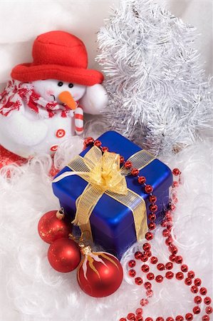 simsearch:693-06018743,k - Red christmas balls and red beads, blue box with gift, and snowman Fotografie stock - Microstock e Abbonamento, Codice: 400-03962412