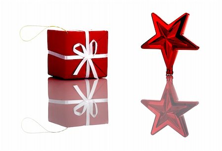 simsearch:400-03960871,k - Photo of red Christmas ornaments with reflection Stockbilder - Microstock & Abonnement, Bildnummer: 400-03962860