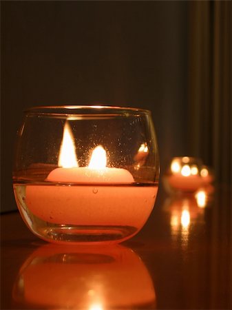 simsearch:649-08422666,k - close up of a candle light Photographie de stock - Aubaine LD & Abonnement, Code: 400-03963308