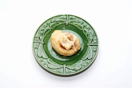 strikerx98 (artist) - A loan cinnamon roll sits on a green plate with a white background. Stock Photo - Budget Royalty-Free & Subscription, Code: 400-03974526