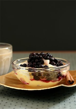 photos of blueberries for kitchen - Fresh bowl of blueberries and pudding for dessert Foto de stock - Super Valor sin royalties y Suscripción, Código: 400-03975191