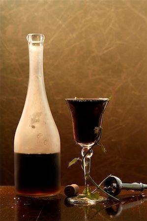 simsearch:400-03966426,k - red wine glass and bottle Fotografie stock - Microstock e Abbonamento, Codice: 400-03975243