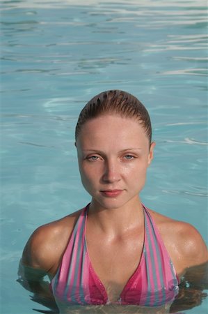 Beautiful young woman in the pool Photographie de stock - Aubaine LD & Abonnement, Code: 400-03975731