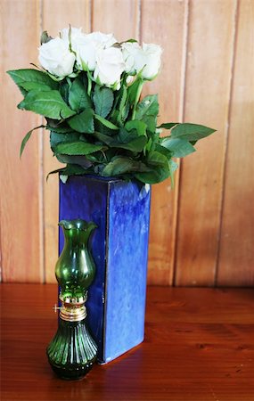 simsearch:400-04941060,k - White roses in a blue ceramic vase. Fotografie stock - Microstock e Abbonamento, Codice: 400-03975825