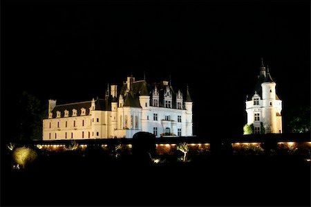 simsearch:400-03974201,k - Chenonceau Castle, built at the bridge over Cher river Photographie de stock - Aubaine LD & Abonnement, Code: 400-03975924