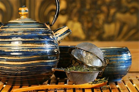 simsearch:400-05153477,k - Blue Japanese teapot with strainer and green tea Photographie de stock - Aubaine LD & Abonnement, Code: 400-03976140