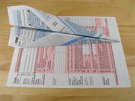simsearch:400-05339747,k - Tax form paper airplane Photographie de stock - Aubaine LD & Abonnement, Code: 400-03976201