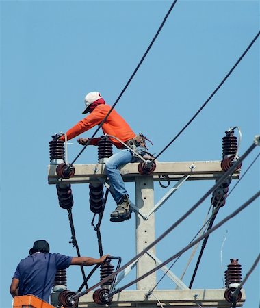 electricity pole silhouette - Silhouette men performing maintenance work on a pole for electric wiring. Foto de stock - Super Valor sin royalties y Suscripción, Código: 400-03976242