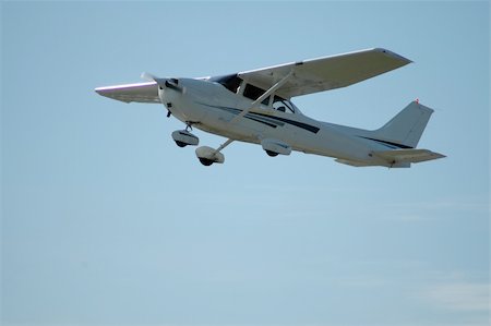 simsearch:400-05272036,k - Light plane in flight, Palo Alto Airport, California Foto de stock - Super Valor sin royalties y Suscripción, Código: 400-03976660