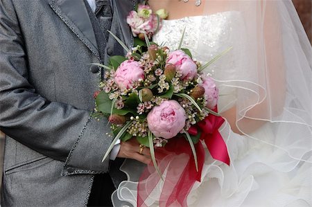 simsearch:400-05052227,k - Wedding couple and their bouquet Foto de stock - Royalty-Free Super Valor e Assinatura, Número: 400-03977286