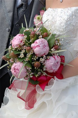simsearch:400-05052227,k - Bride holding her wedding bouquet Photographie de stock - Aubaine LD & Abonnement, Code: 400-03977287