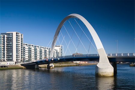 The supporting arch of the Clyde Arc bridge in Glasgow, Scotland, against a blue sky Fotografie stock - Microstock e Abbonamento, Codice: 400-03978105