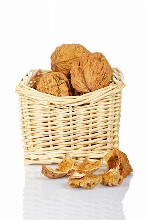 simsearch:400-04415203,k - A walnuts in the basket, reflected on white the background Fotografie stock - Microstock e Abbonamento, Codice: 400-03978346