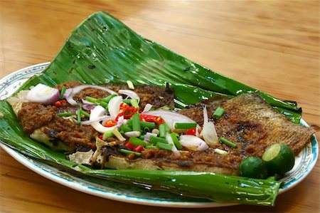 stingray - BBQ stingray on banana leaf garnished with spring onions, onions, red chillies and lime on a plate Photographie de stock - Aubaine LD & Abonnement, Code: 400-03978564