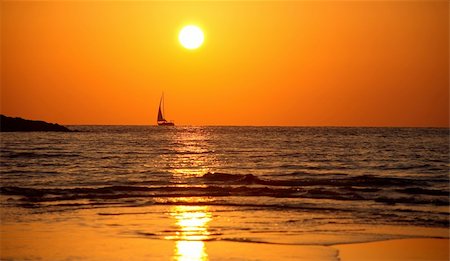 simsearch:400-04978777,k - Vessel sailing the sea at sunset hour. Photographie de stock - Aubaine LD & Abonnement, Code: 400-03978593