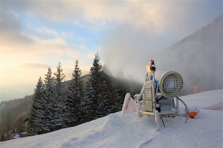 simsearch:400-03978663,k - Canon de neige sur une pente de ski, station de ski de montagne Photographie de stock - Aubaine LD & Abonnement, Code: 400-03978663