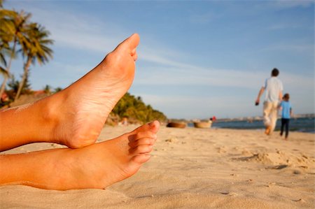 simsearch:400-04912125,k - Beach legs with father and son in the background. Stock Photo - Budget Royalty-Free & Subscription, Code: 400-03978775