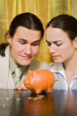 simsearch:400-05248280,k - Young couple looking for money from a piggy bank Foto de stock - Super Valor sin royalties y Suscripción, Código: 400-03978877