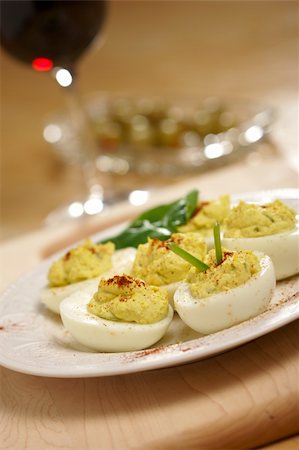 deviled egg - Deviled Eggs and Appetizers on a Decorative White Plate. Foto de stock - Super Valor sin royalties y Suscripción, Código: 400-03978959