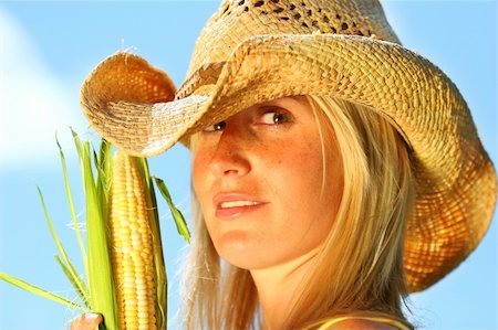 simsearch:400-04564926,k - Beautiful young woman holding ere of corn Photographie de stock - Aubaine LD & Abonnement, Code: 400-03978964