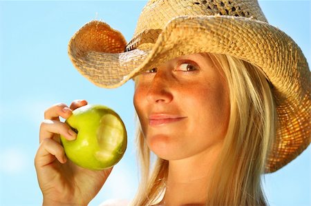 simsearch:400-04564926,k - Healthy young woman eating a geen apple Photographie de stock - Aubaine LD & Abonnement, Code: 400-03978970