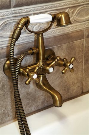 simsearch:400-05163117,k - The beautiful bronze faucet in a bathroom Photographie de stock - Aubaine LD & Abonnement, Code: 400-03979070