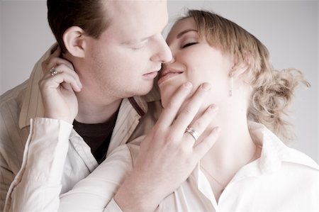 simsearch:400-03973423,k - Studio portrait of a young amorous couple kissing Foto de stock - Super Valor sin royalties y Suscripción, Código: 400-03979317