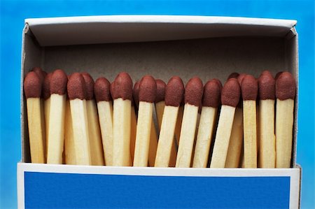 simsearch:400-04758178,k - Box with matches on a dark blue background Stock Photo - Budget Royalty-Free & Subscription, Code: 400-03979348