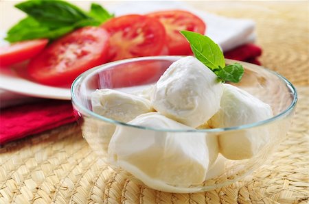 simsearch:400-04493979,k - Bocconcini cheese, basil and sliced tomatoes - ingredients of traditional italian cuisine Foto de stock - Super Valor sin royalties y Suscripción, Código: 400-03979368