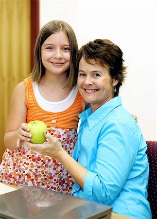 female teacher eating apple - A teachers favorite student is giving her an apple. Foto de stock - Super Valor sin royalties y Suscripción, Código: 400-03970529