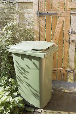 green recycling bin in back garden of house Photographie de stock - Aubaine LD & Abonnement, Code: 400-03970765