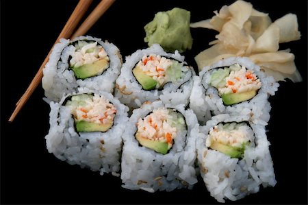 simsearch:400-03970927,k - A california roll shushi isolated on black background, with chopsticks and wasabi Foto de stock - Royalty-Free Super Valor e Assinatura, Número: 400-03970903