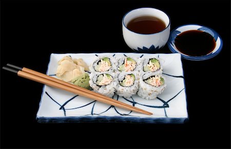 simsearch:400-03970927,k - A meal of sushi with tea and soy sauce isolated on black. Foto de stock - Royalty-Free Super Valor e Assinatura, Número: 400-03970921