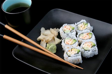 simsearch:400-03970927,k - Sushi california roll with tea on black background. Foto de stock - Royalty-Free Super Valor e Assinatura, Número: 400-03970980