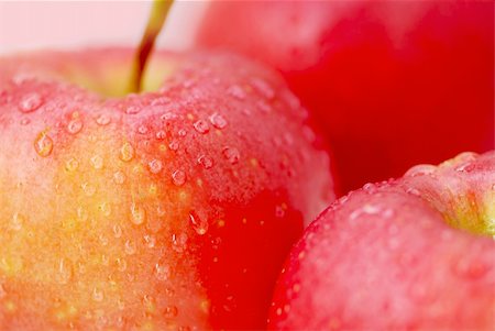 simsearch:700-00528614,k - Three red apples with water droplets close up Photographie de stock - Aubaine LD & Abonnement, Code: 400-03970990