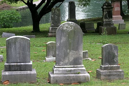 gravestones beside a lake in historic Cave Hill Cemetary Photographie de stock - Aubaine LD & Abonnement, Code: 400-03971032