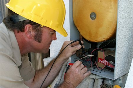 An air conditioning repairman testing a heat recovery unit. Foto de stock - Super Valor sin royalties y Suscripción, Código: 400-03971058